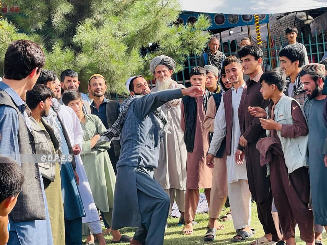 تخار؛ برگزاری رقابتهای پرتاب سنگ میان ۳۰ تن در شهر تالقان