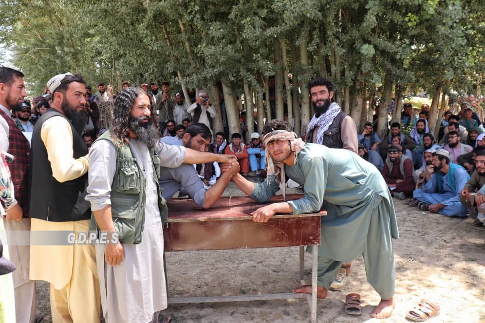 غور؛ دولتيار ولسوالۍ کې د ۳۰ ورزشکارانو ترمنځ د لاس چپه کولو سيالۍ ترسره شوې