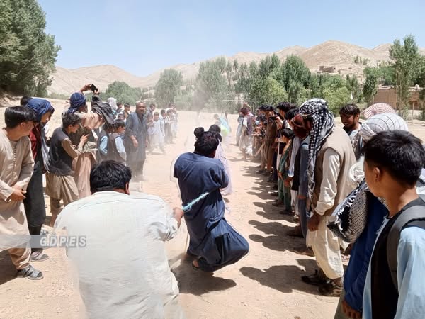 برگزاری رقابت‌های ریسمان کشی میان شش تیم در ولسوالی سنگ‌تخت‌وبندر دایکندی