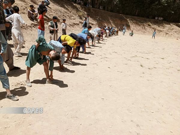 مسابقات اتلتیک میان ۲۶ ورزشکار در مرکز ولسوالی سنگ تخت و بندر ولایت دایکندی برگزار شد