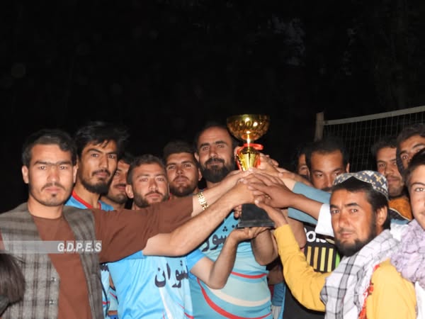 غور؛ تولک ولسوالۍ کې د ۱۰ لوبډلو ترمنځ د والیبال سیالۍ پای ته ورسېدې