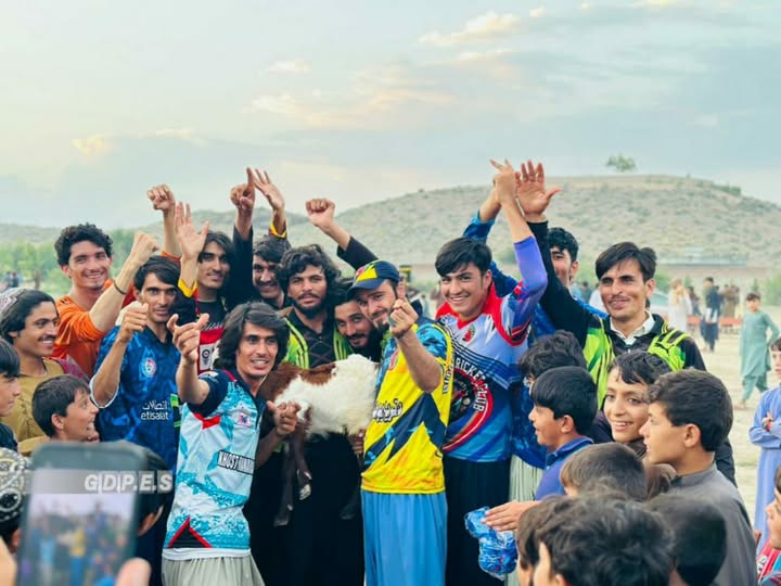 خوست؛ په تريزيو عليشرو ولسوالۍ کې د اتو لوبډلو ترمنځ د ټیپ بال کرکټ سيالۍ پای ته ورسېدې