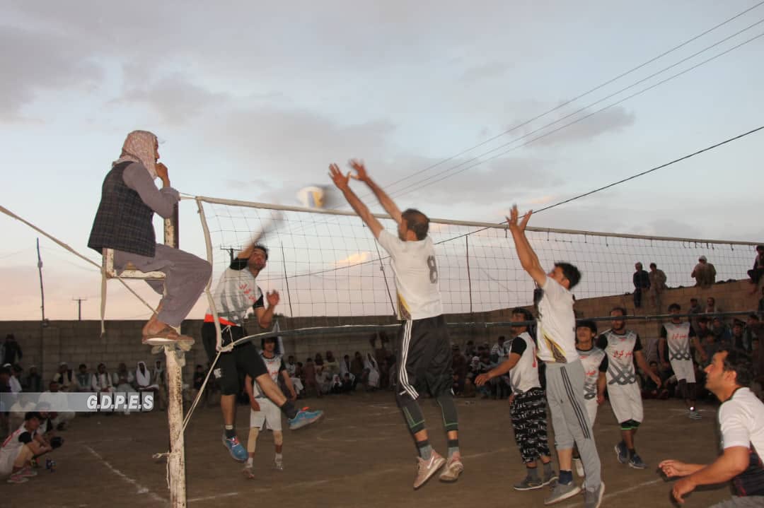 غزنی؛ رقابت ها شبانه والیبال میان ۱۰ تیم در شهر این‌ ولایت به پایان رسید