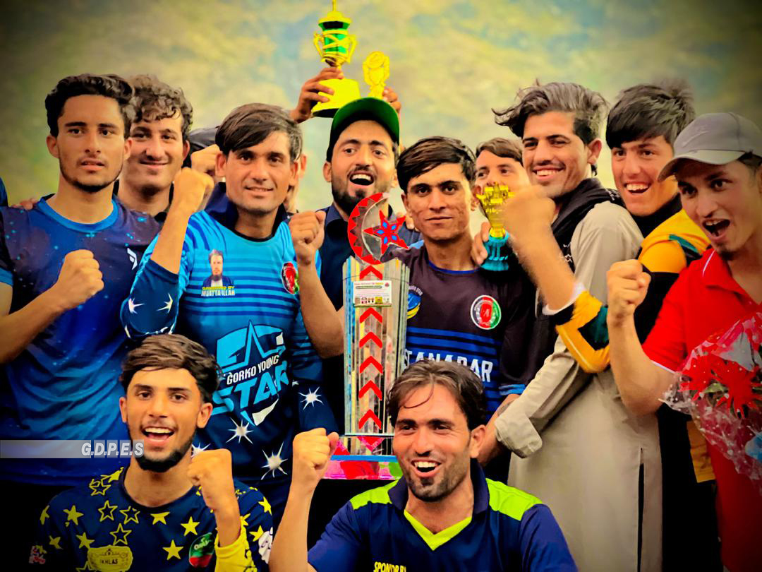 ننگرهار؛ مومندرې ولسوالۍ کې د ۲۴ لوبډلو ترمنځ د ټېپ بال کرېکټ سيالۍ پای ته ورسېدې 