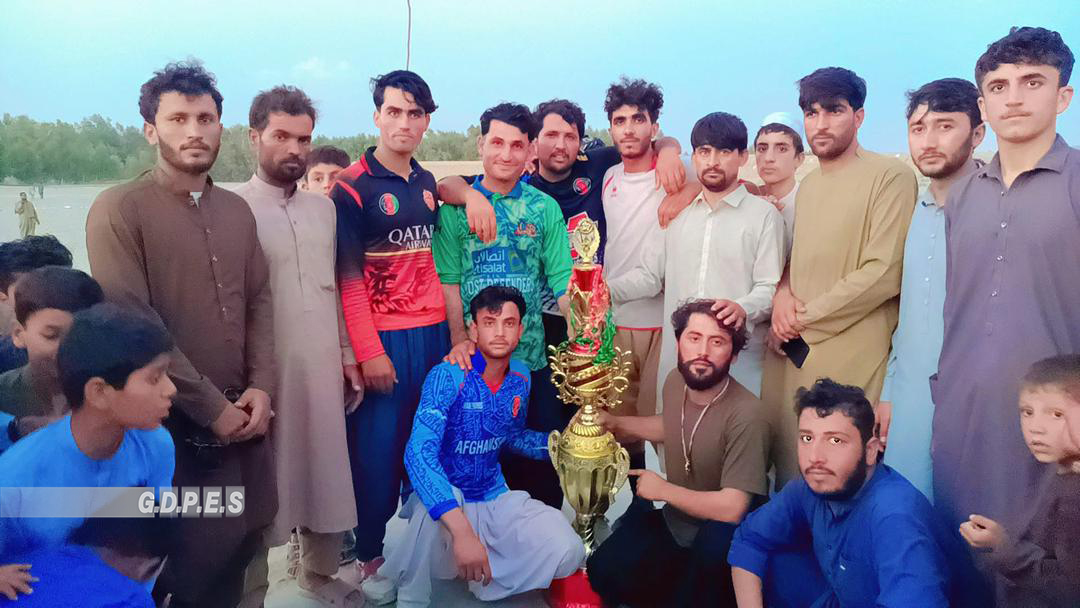 ننگرهار؛ چپرهار ولسوالۍ کې د ۲۰ لوبډلو ترمنځ د ټېپ بال کرېکټ سیالۍ پای ته ورسېدې