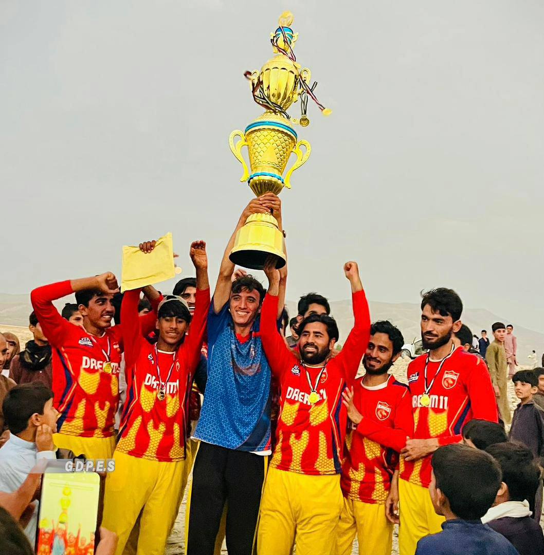 ننگرهار؛ پچيراگام ولسوالۍ کې د شپږو لوبډلو ترمنځ د ټېب بال کرېکټ سيالۍ پای ته ورسېدې