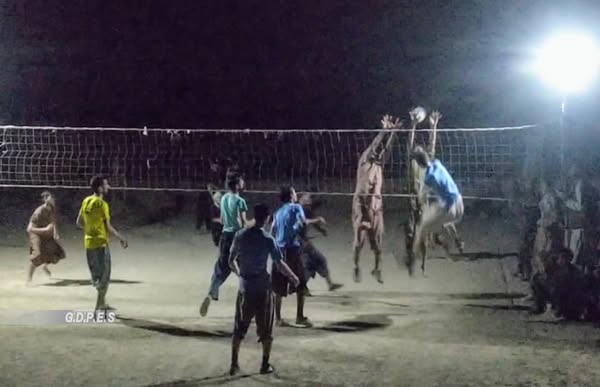 بلخ ؛ چاهي ولسوالۍ کې د ۱۲ لوبډلو ترمنځ د واليبال سیالۍ پای ته ورسېدې