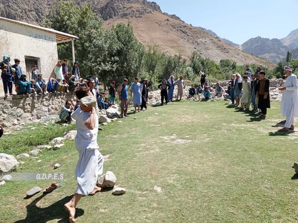 دایکندی؛ رقابت‌های پرتاب سنگ با اشتراک ۲۷ تن در ولسوالی پاتو برگزار شد