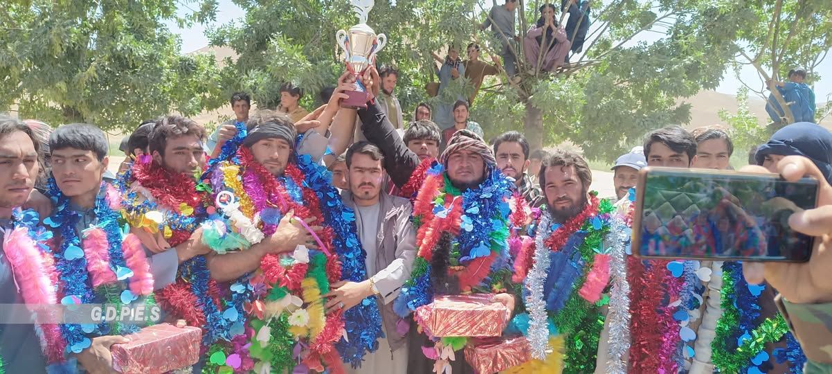 غور؛ تولک ولسوالۍ کې د ۸۰ کورشکارانو ترمنځ د کورش سیالۍ ترسره شوې