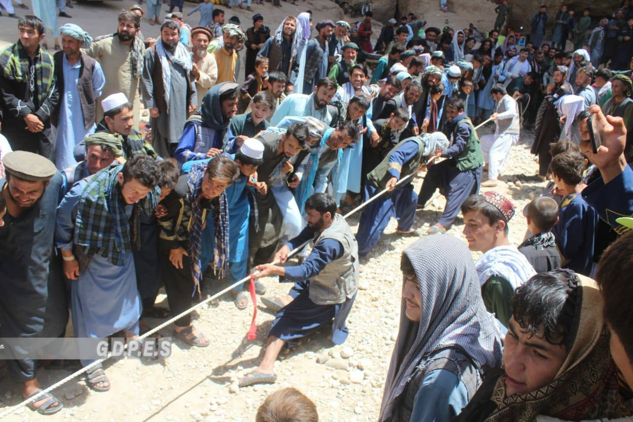 بلخ ؛ مسابقات ریسمان کشی میان چهار تیم در ولسوالی کشنده برگزار شد