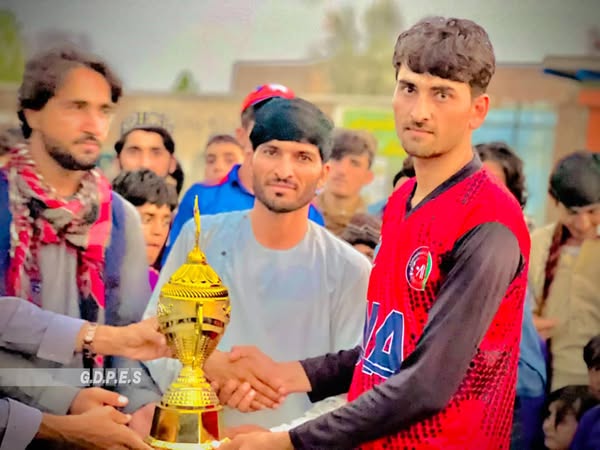 خوست؛ تڼیو ولسوالۍ کې د شپږو لوبډلو ترمنځ د ټېپ بال کرېکټ سیالۍ پای ته ورسېدې