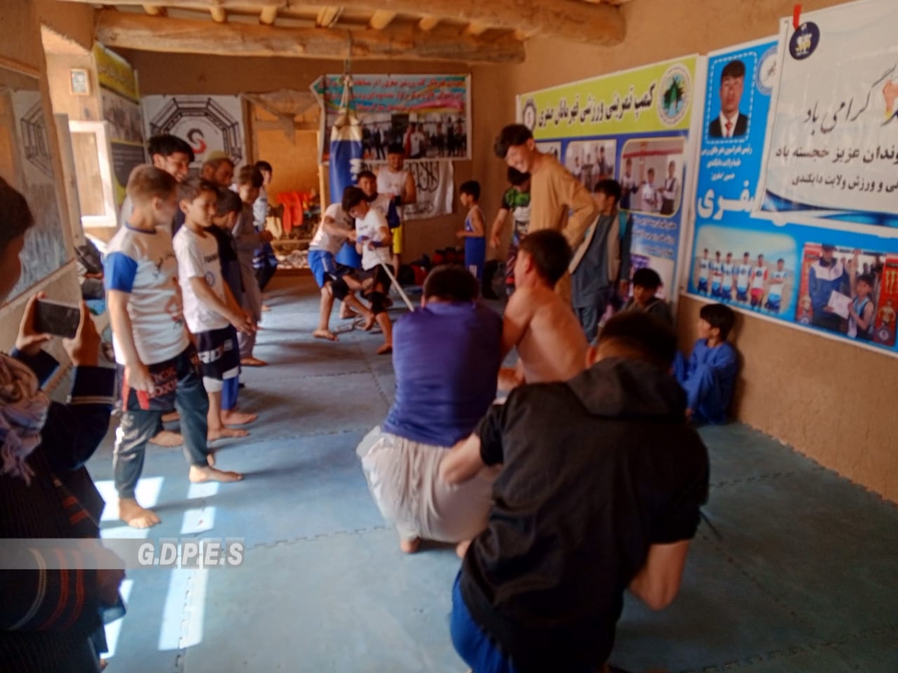 دایکندی؛ مسابقات ریسمان کشی با اشتراک شش تیم در ولسوالی شهرستان برگزار شد