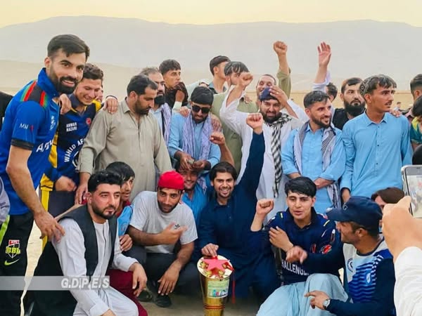 بغلان؛ دوشي کوټ ولسوالۍ کې د ٢٤ لوبډلو ترمنځ د ټېپ بال کرېکټ سیالۍ پای ته ورسېدې