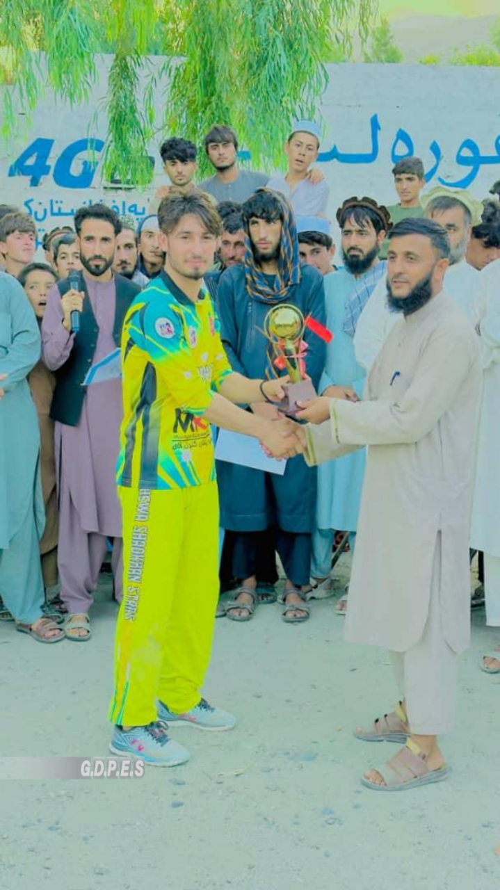 ننګرهار؛ ښېوې ولسوالۍ کې د ٣٠ لوبډلو ترمنځ د ټېپ بال کرېکټ سیالۍ پای ته ورسېدې
