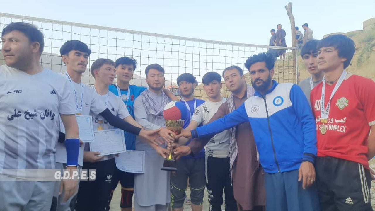 پروان؛ غوربند ولسوالۍ کې د ۱۲ لوبډلو ترمنځ د والیبال سیالۍ پای ته ورسېدې