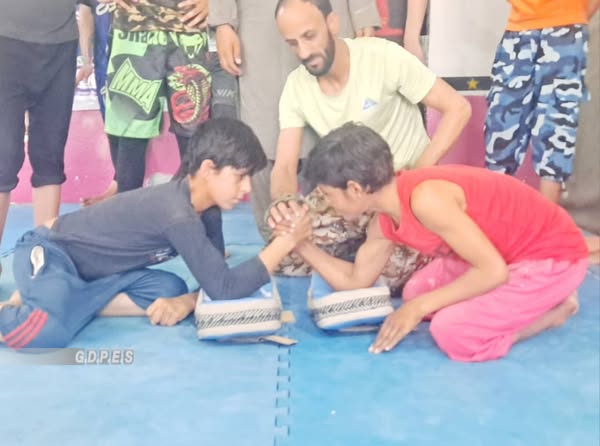 زابل کې د ۴۰ ورزشکارانو ترمنځ د لاس چپه کولو سیالۍ وشوې