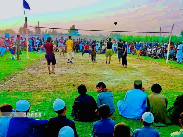 ننګرهار؛ مومند درې ولسوالۍ کې د ۳۰ لوبډلو ترمنځ د والیبال سیالۍ پیل شوې