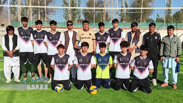 غزني؛ جاغوري ولسوالۍ کې د ۱۰ لوبډلو ترمنځ د والیبال خزاني لیګ پيل شو