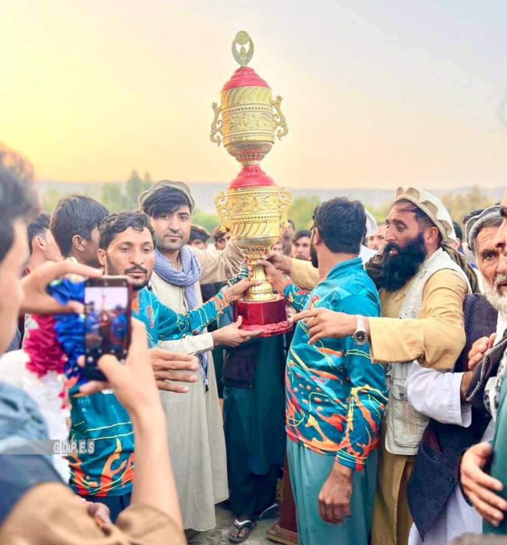 ننګرهار؛ کوټ ولسوالۍ کې د ١٤ لوبډلو ترمنځ د ټېپ بال کرېکټ سیالۍ پای ته ورسېدې