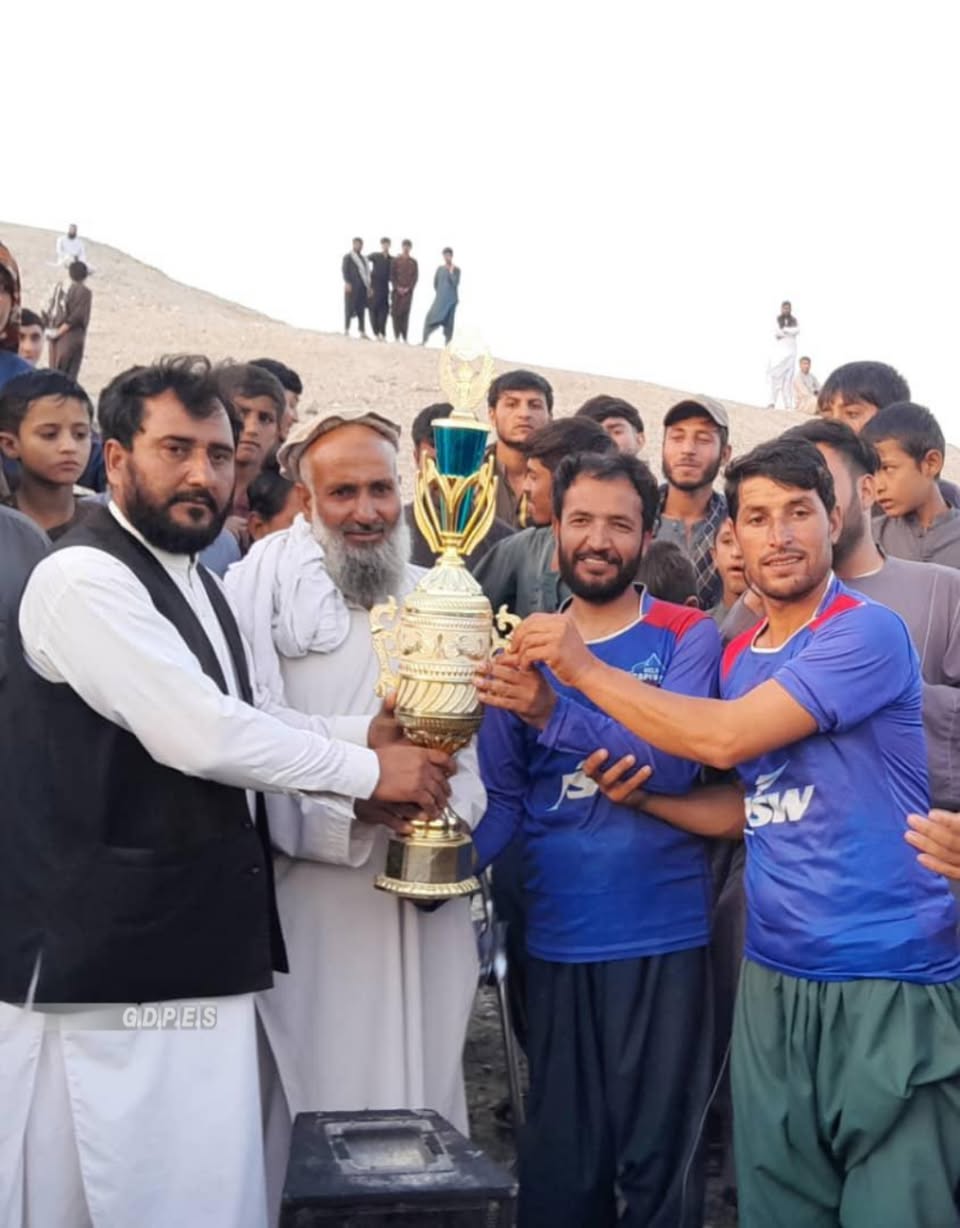 ننگرهار؛ چپرهار ولسوالۍ کې د اتو لوبډلو ترمنځ د ټېپ بال کرېکټ سيالۍ پای ته ورسېدې