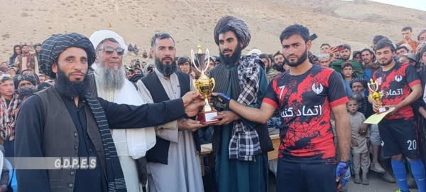 بادغیس؛ قادس ولسوالۍ کې د ۱۰ لوبډلو ترمنځ د فوټبال سیالۍ پای ته ورسېدې