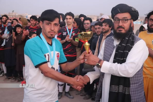 زابل؛ مرکز قلات ښار کې د اتو لوبډلو ترمنځ د فوټبال سیالۍ پای ته ورسېدې