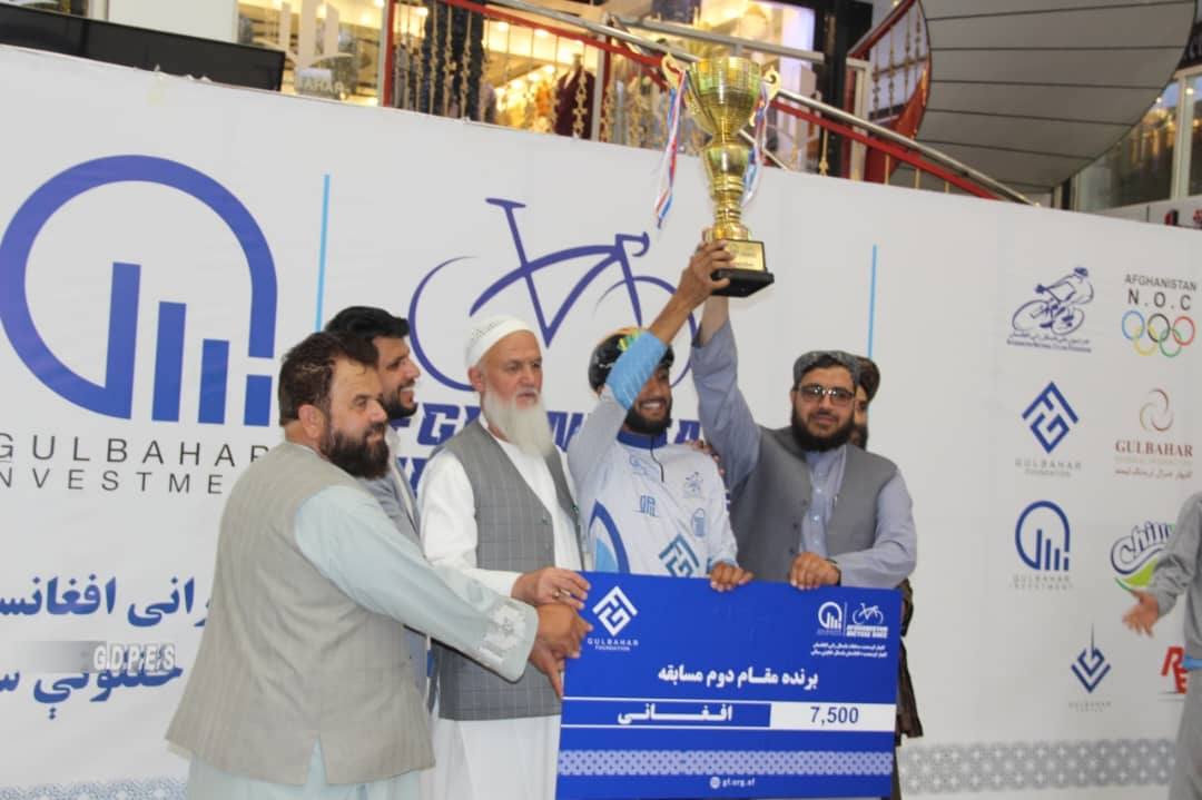 کابل؛ د ۸۰ بايسکل ځغلونکو ترمنځ د ګلبهار انوسټمنټ د افغانستان بايسکل ځغلونې سياليو د پای مراسم ترسره شول