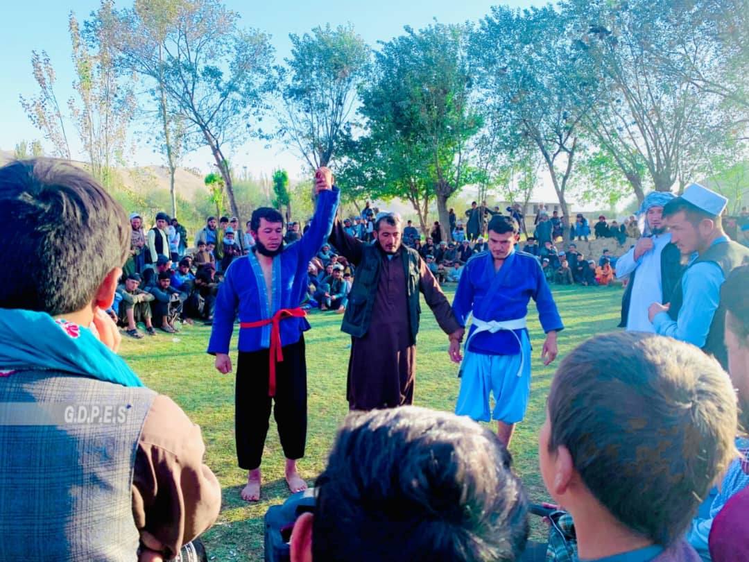 سرپل؛ رقابت ها کورش با اشتراک ۳۰ تن در ولسوالی سوزمه قلعه برگزار شد