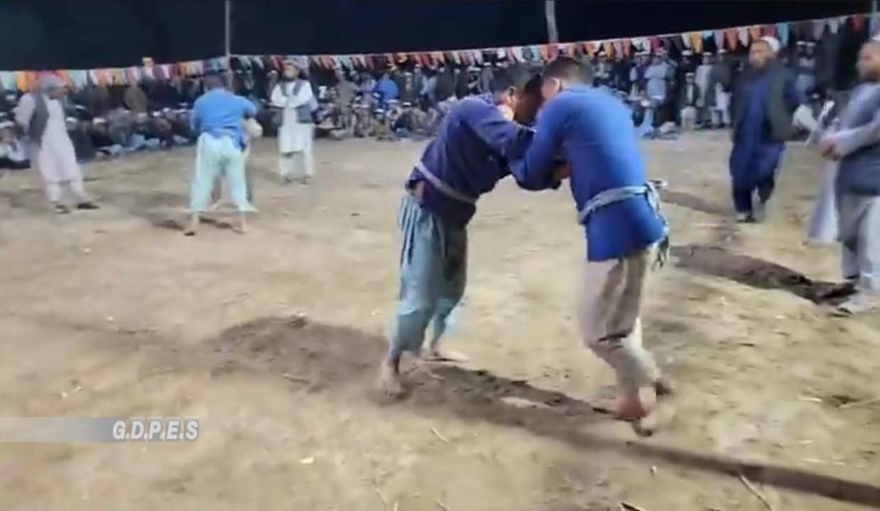 بلخ؛ مسابقات پهلوانی محلی کورش میان ۴۰ ورزشکار در ولسوالی شورتپه برگزار شد
