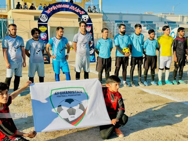 نیمروز؛ رقابت‌های لیگ برتر فوتبال با اشتراک ۱۰ تیم در شهر زرنج آغاز شد