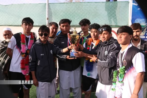 غزنی؛ تیم ستارگان احمد لومان قهرمان لیگ والیبال در منطقه لومان جاغوری شد