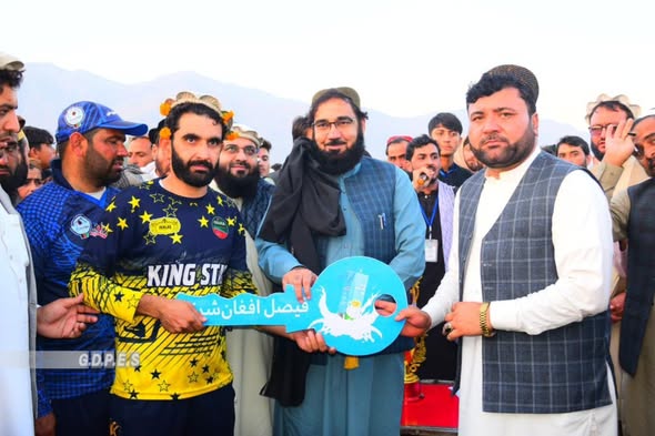 ننګرهار؛ مومند درې ولسوالۍ کې د ٦٤ لوبډلو ترمنځ د ټېپ بال کرېکټ سیالۍ پای ته ورسېدې