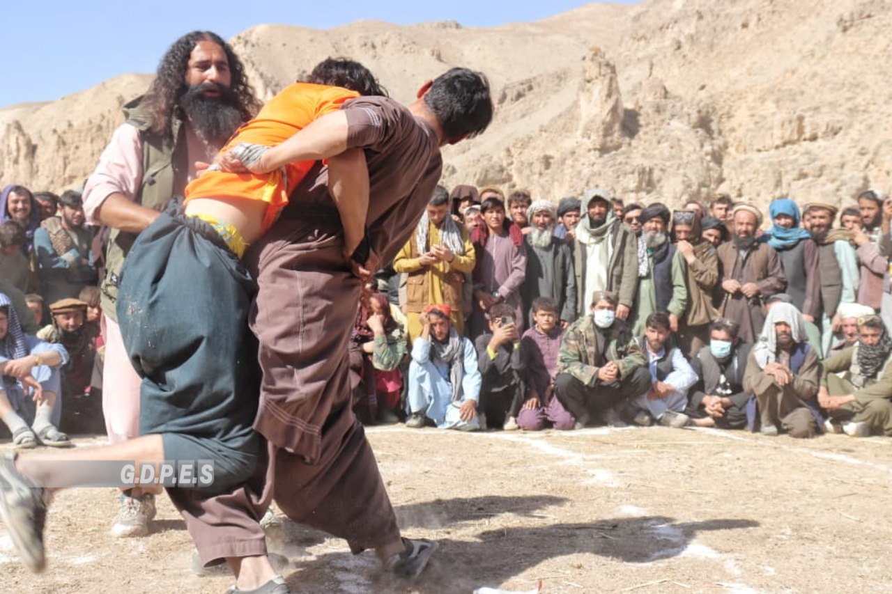 غور؛ رقابت های کشتی محلی با اشتراک ۲۰ تن در ولسوالی مرغاب برگزار شد