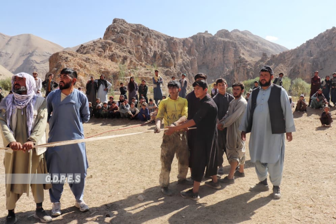 غور؛ رقابت های ریسمان کشی با اشتراک چهار تیم در ولسوالی مرغاب برگزار شد