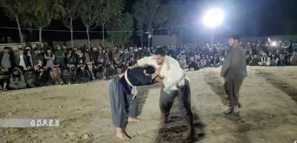 بلخ؛ مسابقات پهلوانی محلی کورش میان ۷۰ ورزشکار در ولسوالی چاهي برگزار شد
