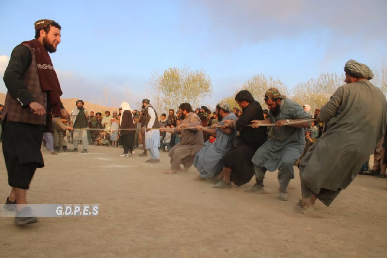 غور؛ رقابت های ریسمان کشی با اشتراک چهار تیم در ولسوالی شهرک برگزار شد
