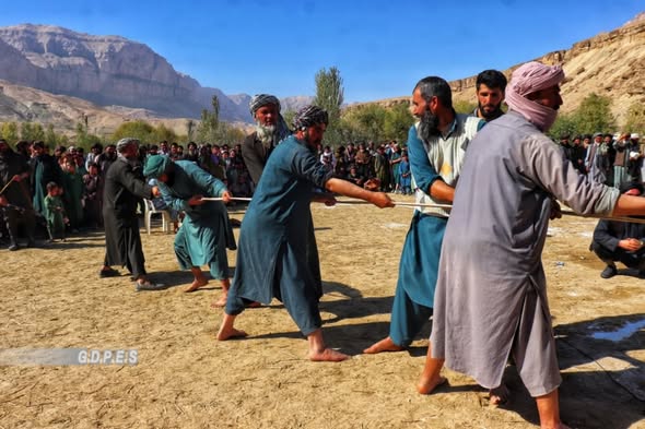 غور؛ چهار سده ولسوالۍ کې د اتو لوبډلو ترمنځ د رسې کشولو سیالۍ وشوې