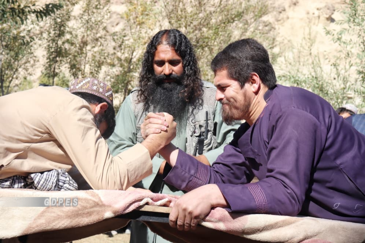 غور؛ رقابت های دست کشتی میان ۲۶ تن در ولسوالی چهارسده برگزار شد