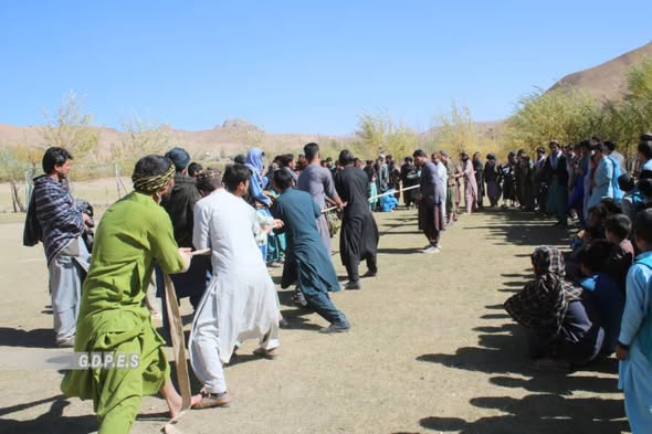 غور؛ رقابت های ریسمان کشی با اشتراک چهار تیم در ولسوالی تولک برگزار شد