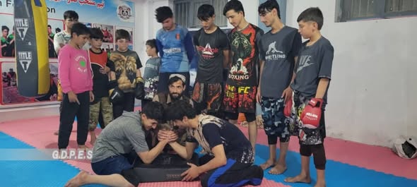 زابل؛ مرکز قلات ښار کې د ۳۵ ورزشکارانو ترمنځ د لاس چپه کولو سیالۍ ترسره شوې