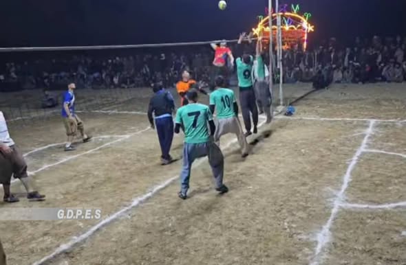 کندز؛ په چهاردرې ولسوالۍ کې د شپږو لوبډلو ترمنځ د والیبال سیالۍ پای ته ورسېدې