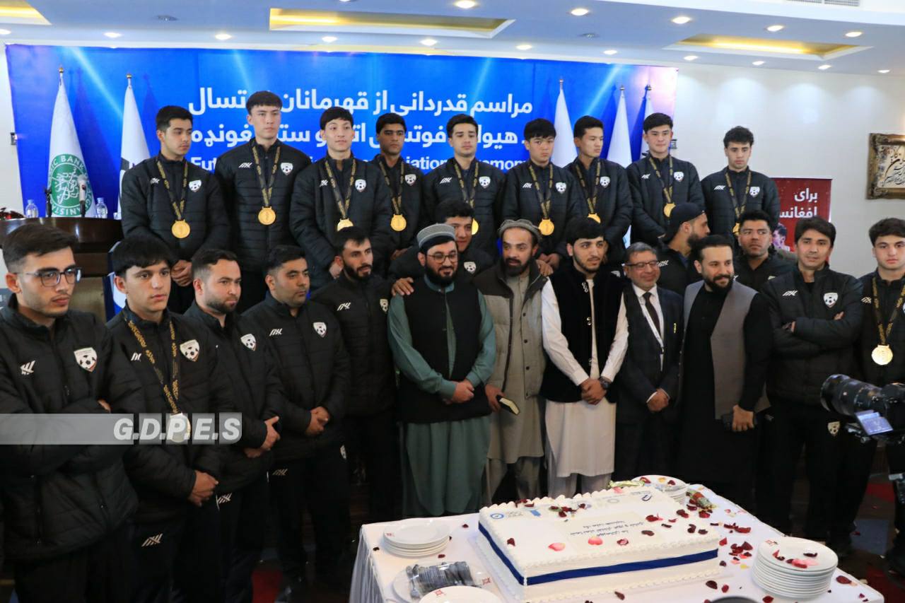 کابل؛ عزيزي ګروپ د هېواد له ۱۷ کلونو کم عمره فوټسال ملي لوبډله وستايله