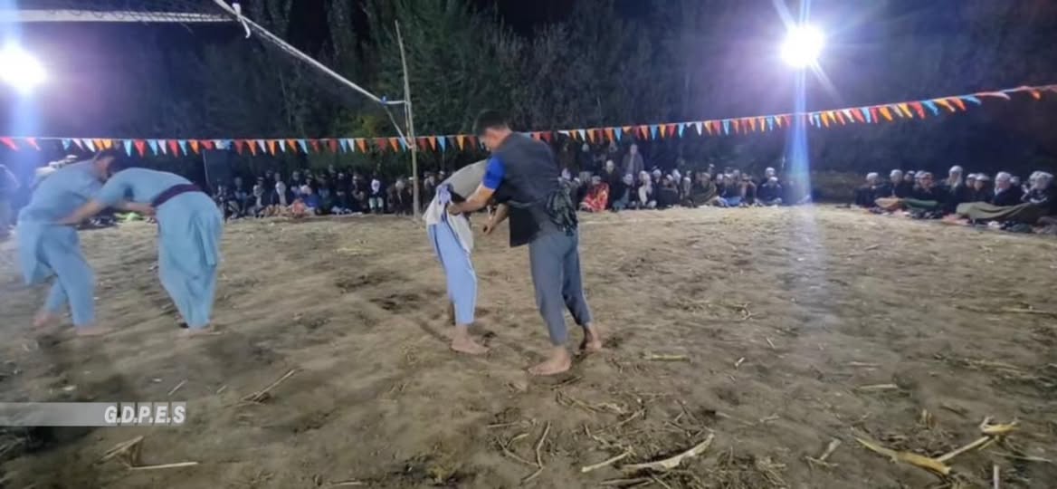 بلخ؛ مسابقات محلی کورش با اشتراک ۷۰ ورزشکار در ولسوالی شورشپه برگزار شد