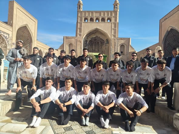 له ۱۷ کلونو کم عمره فوټسال ملي لوبډله هرات ولایت ته د سفر په ترڅ کې د مرحوم خواجه عبدالله انصاري زیارت ته ولاړه او د مرحوم په حق کې یې د دعا مراتب وړاندې کړل.