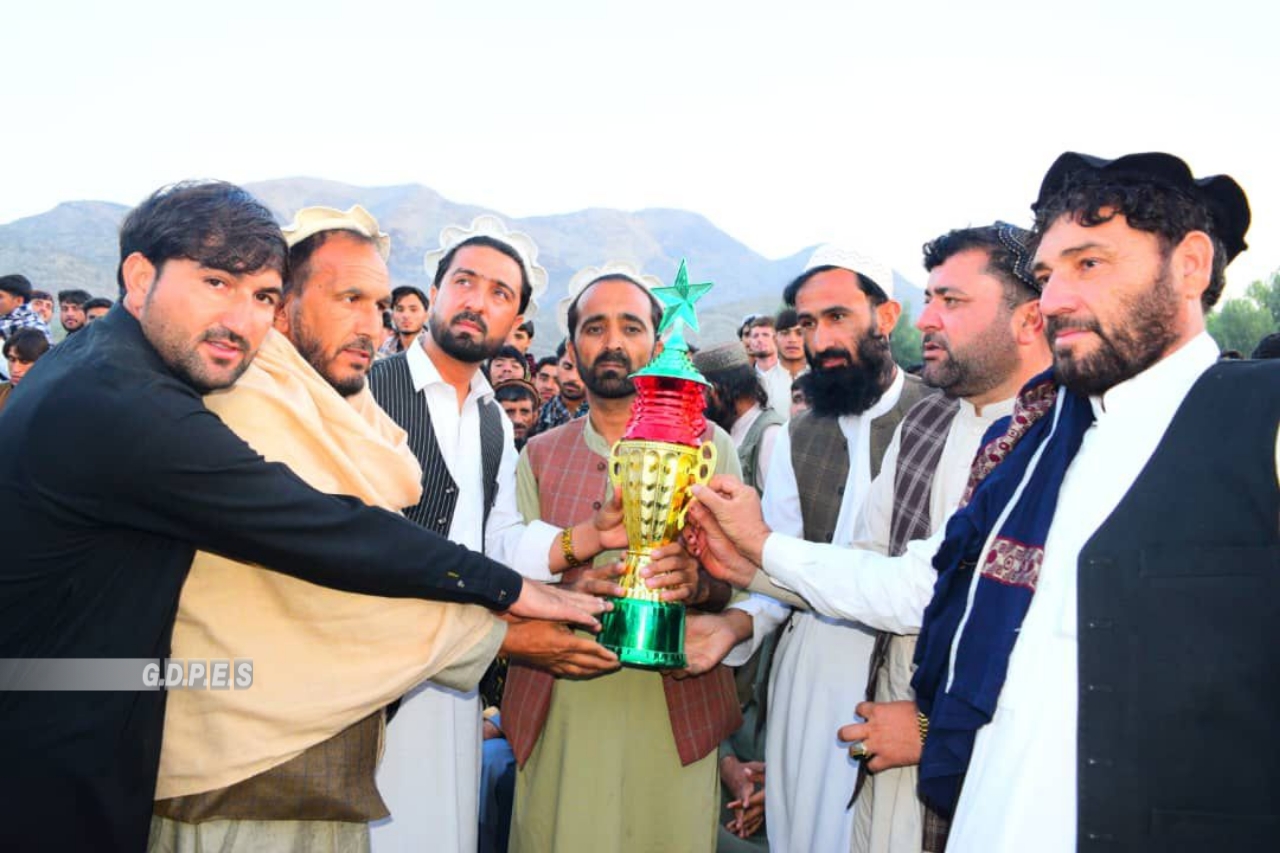 ننگرهار؛ مومندرې ولسوالۍ کې د ۳۰ لوبډلو ترمنځ د واليبال سيالۍ پای ته ورسېدې