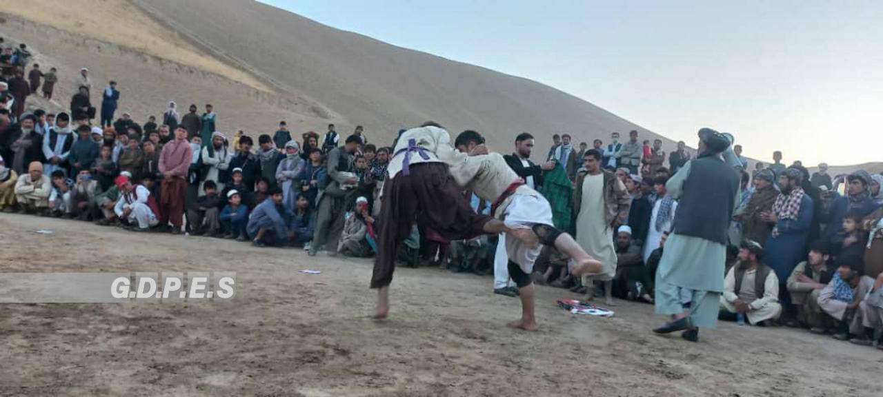 تخار؛ رقابت های کشتی محلی با اشتراک ۶۰ تن در قریه آق مسجد شهر تالقان برگزار شد