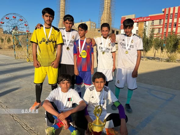 نیمروز؛ مسابقات فوتسال با اشتراک شانزده تیم با قهرمانی تیم صنف هشت پنجم به پایان رسید