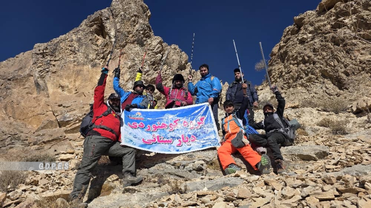 غزنی؛ تیم ۹ نفری ورزشکاران کوهنوردی در سلسله کوه های ولسوالی زنخان صعود نمودند