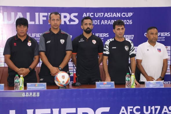 د افغانستان له ١٧ کلونو کم عمره فوټبال ملي لوبډلې مشر روزونکي محمد محمدي په رسنیز کنفرانس کې ګډون وکړ او د خپلې لوبډلې د چمتووالي په اړه یې خبرې وکړې.