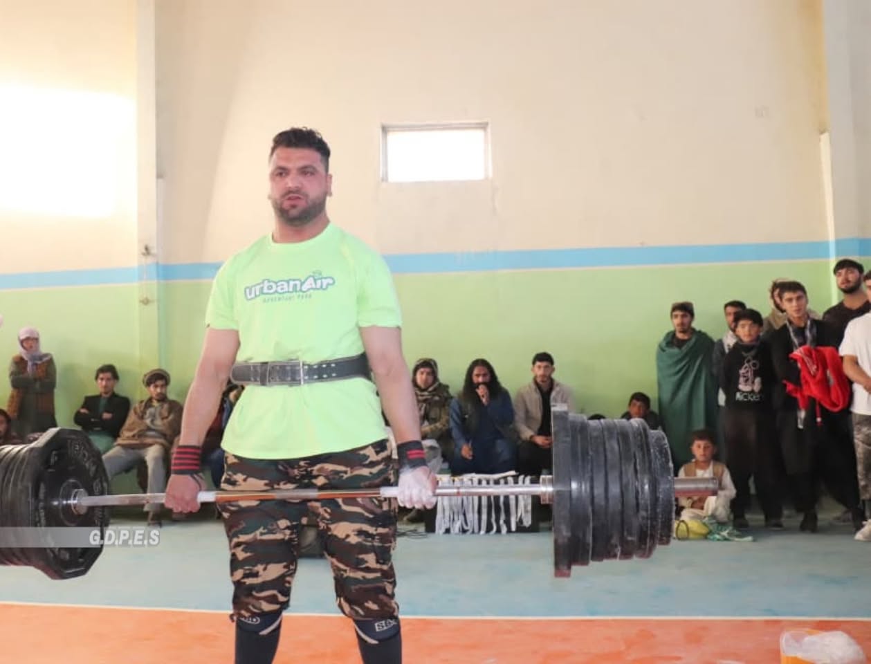 غور؛ رقابت های پاورلفتنگ با اشتراک ۲۰ تن در شهر فیروزکوه برگزار شد